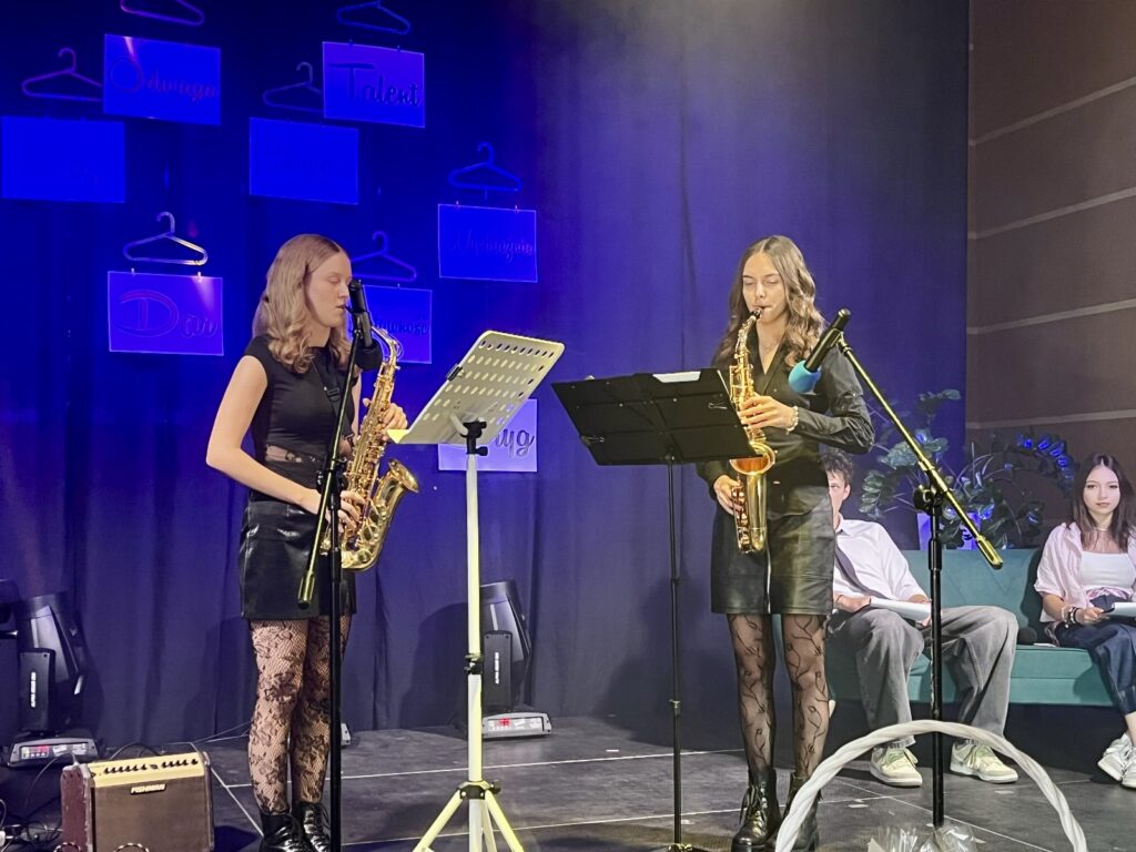 zdjęcie przedstawia grupę osób