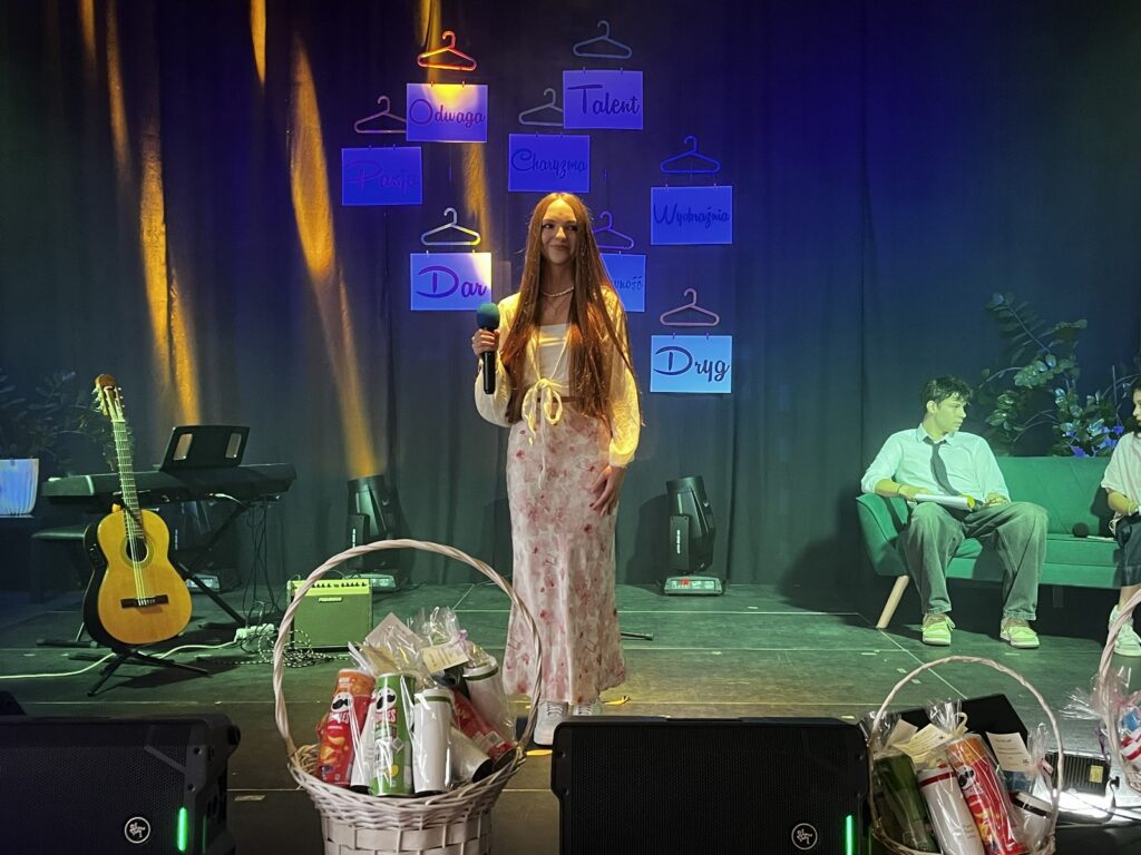 zdjęcie przedstawia grupę osób