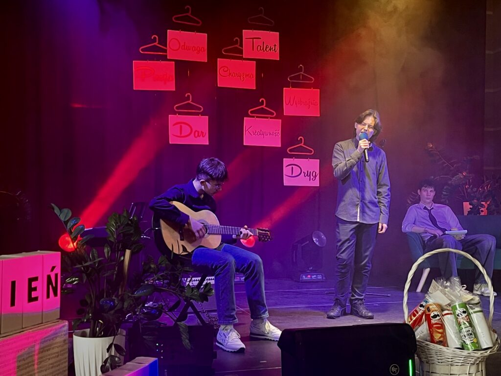 zdjęcie przedstawia grupę osób