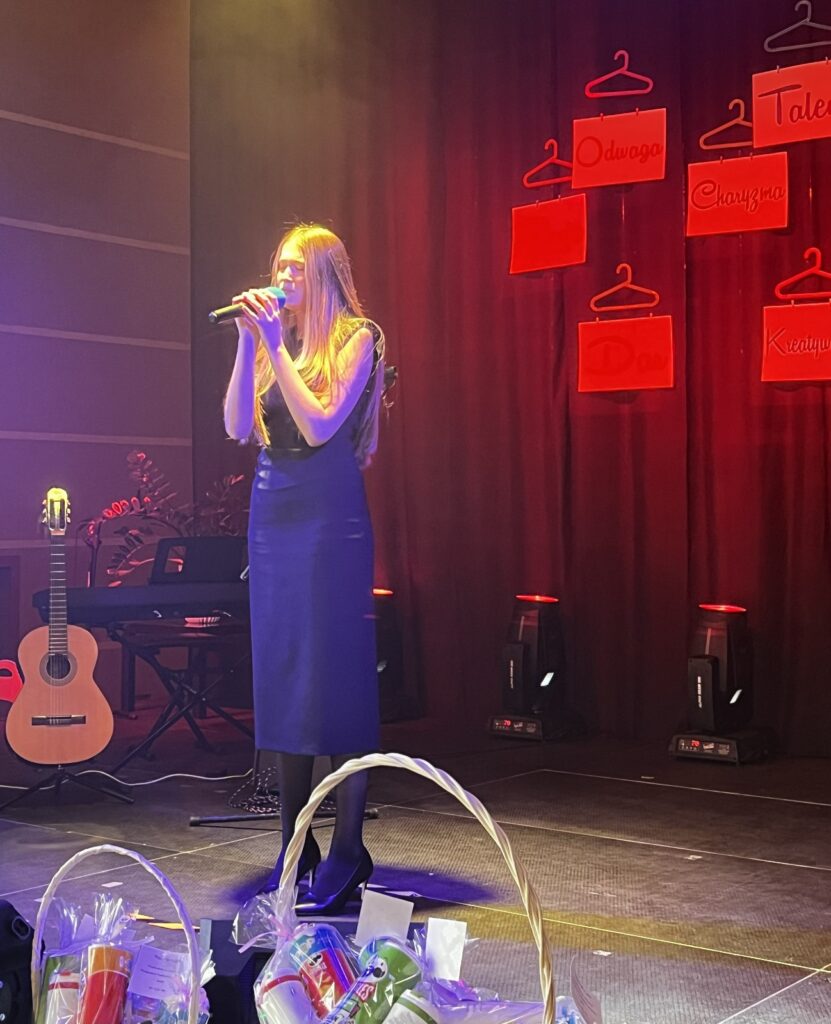 zdjęcie przedstawia grupę osób