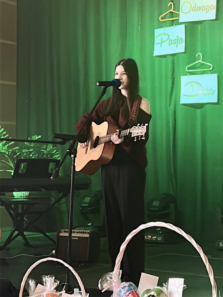 zdjęcie przedstawia grupę osób