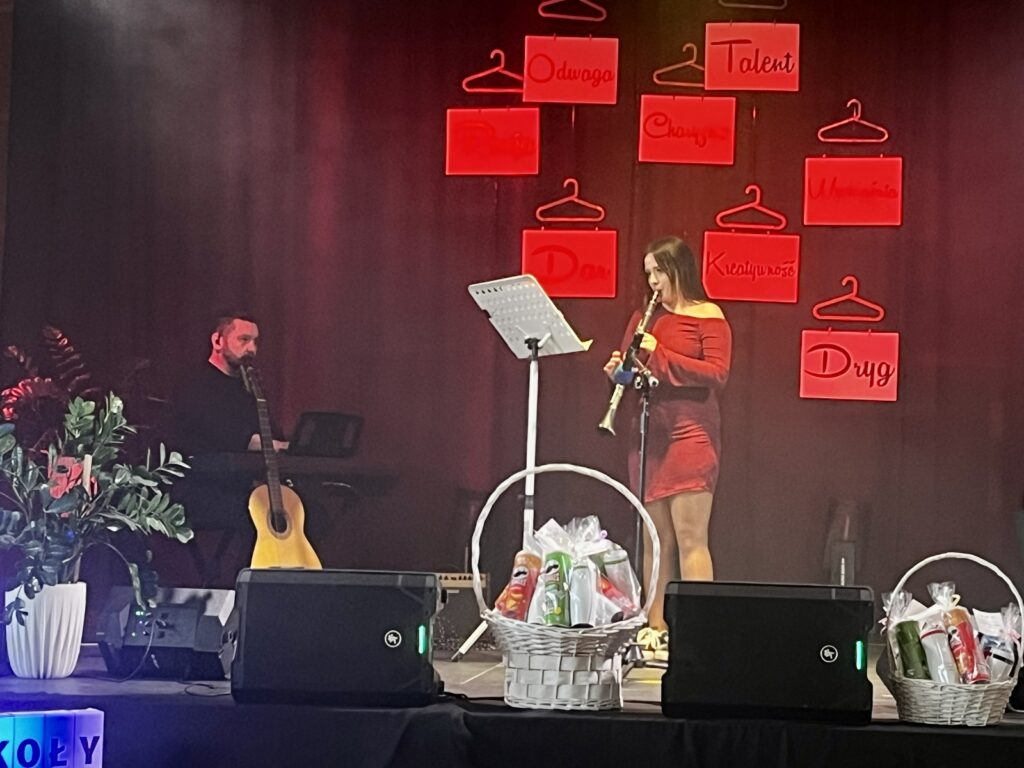 zdjęcie przedstawia grupę osób