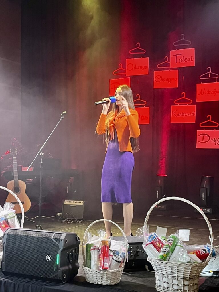 zdjęcie przedstawia grupę osób