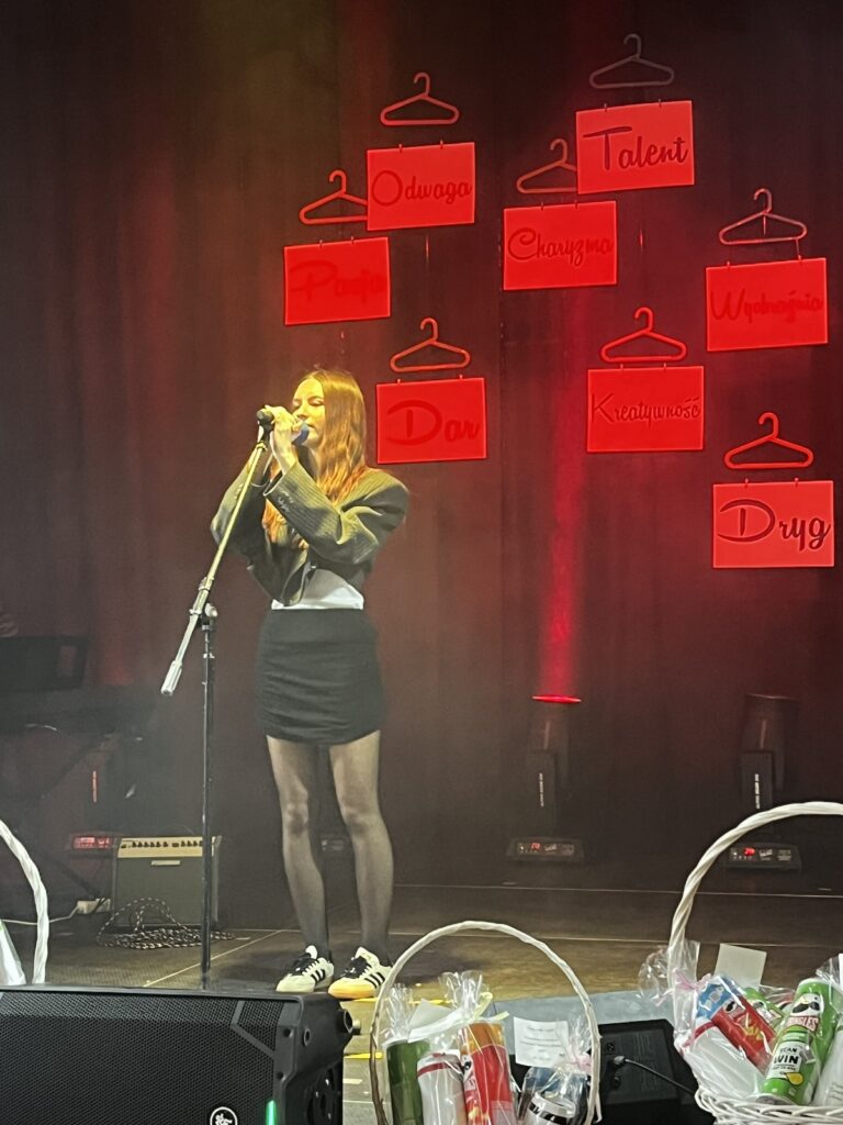 zdjęcie przedstawia grupę osób