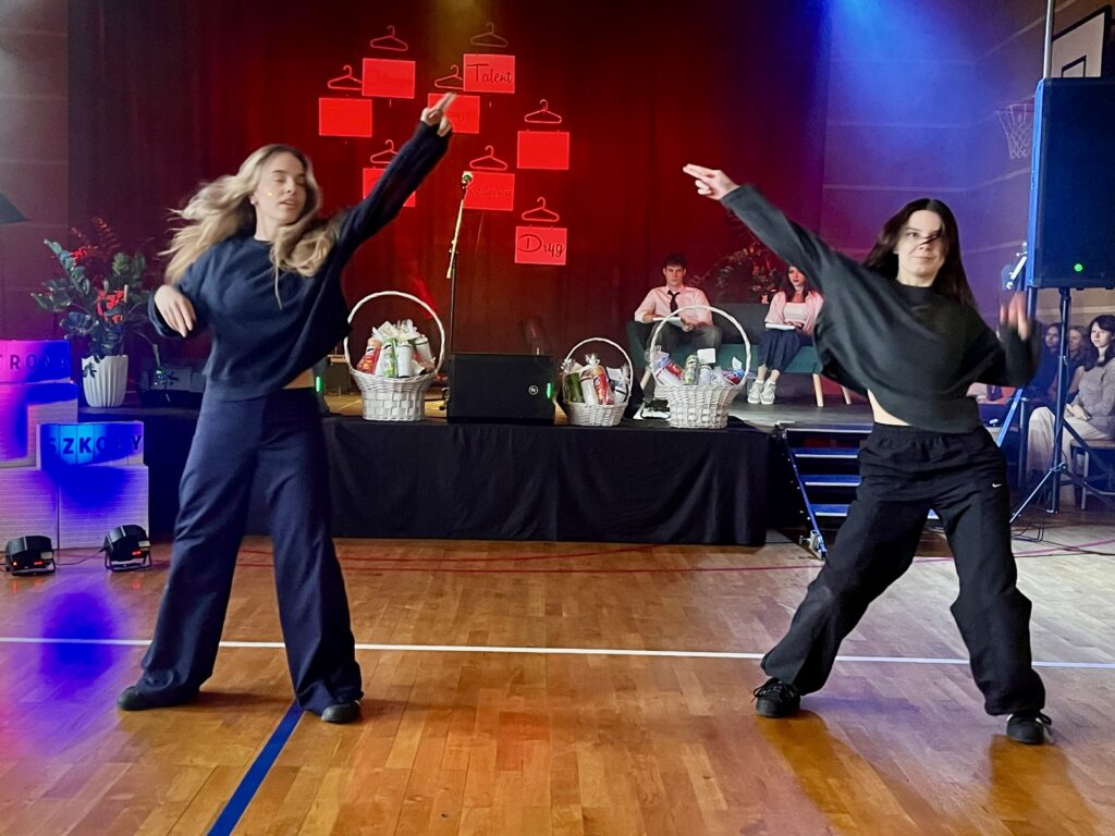 zdjęcie przedstawia grupę osób