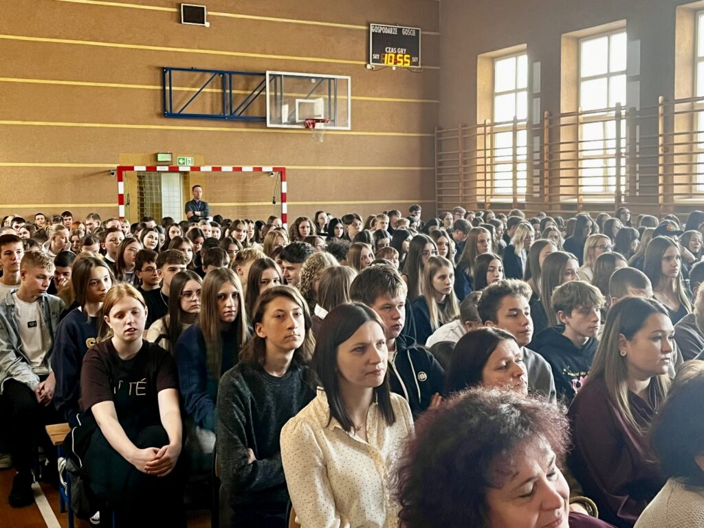 zdjęcie przedstawia grupę osób