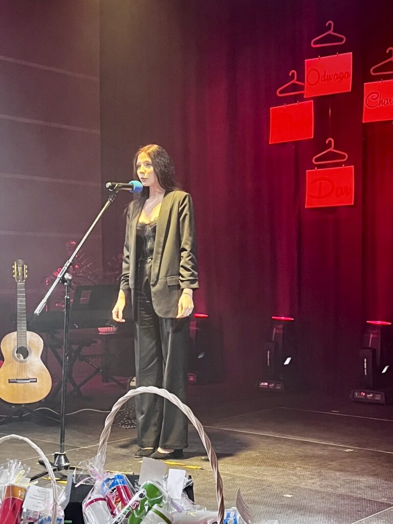 zdjęcie przedstawia grupę osób