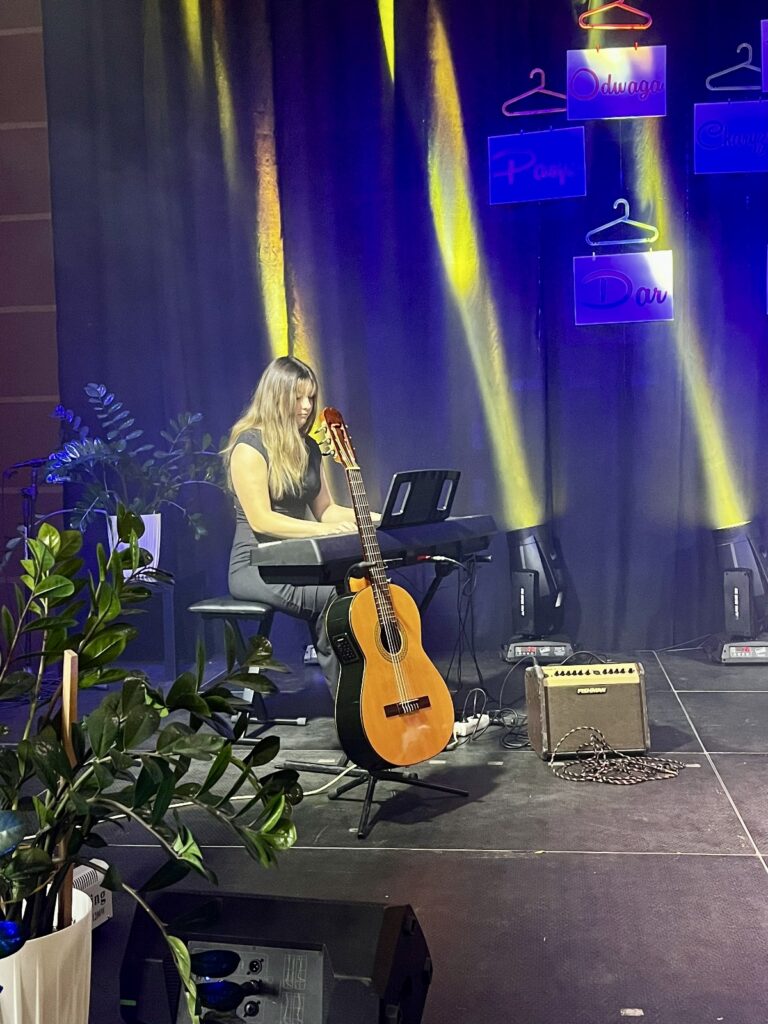 zdjęcie przedstawia grupę osób