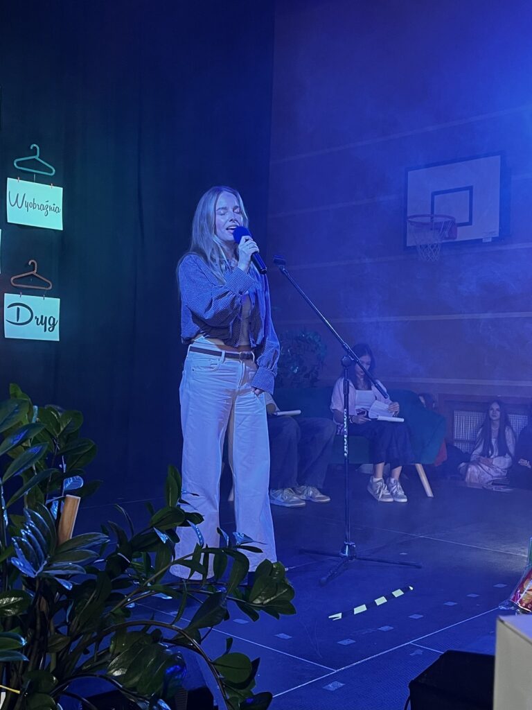 zdjęcie przedstawia grupę osób