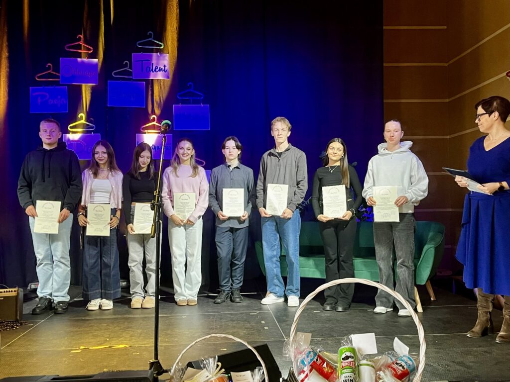 zdjęcie przedstawia grupę osób