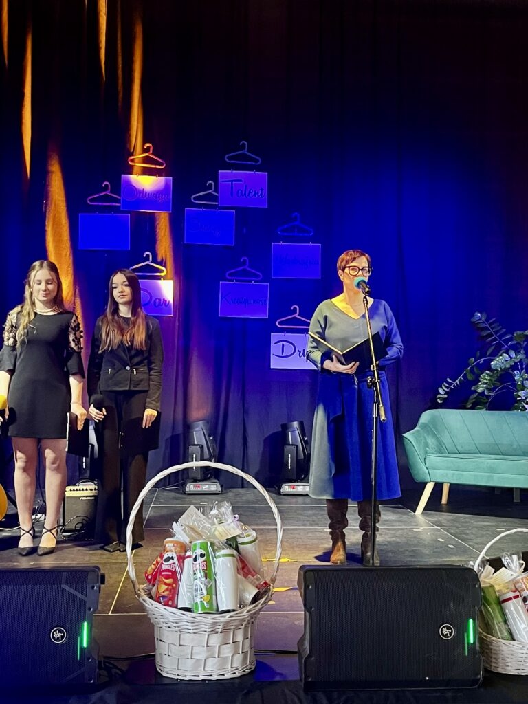 zdjęcie przedstawia grupę osób