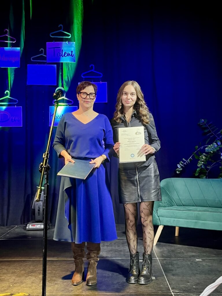 zdjęcie przedstawia grupę osób