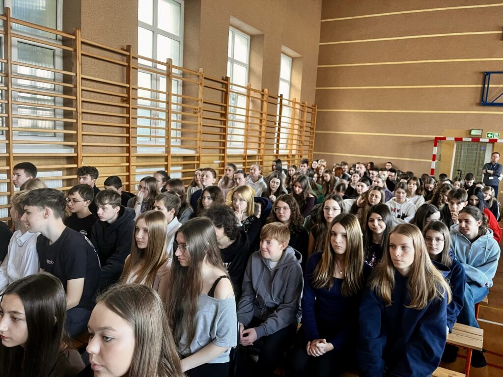 zdjęcie przedstawia grupę osób