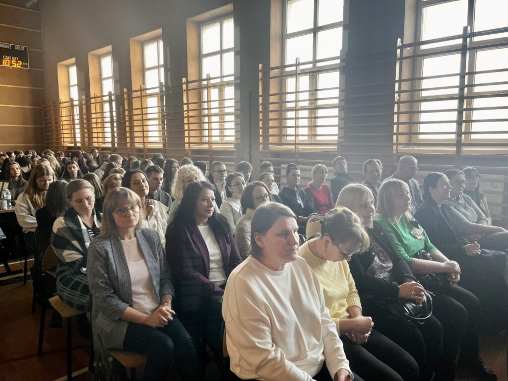 zdjęcie przedstawia grupę osób