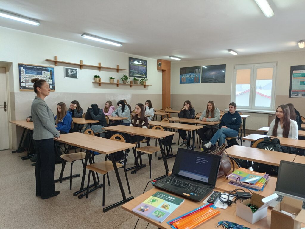 zdjęcie przedstawia grupę osób