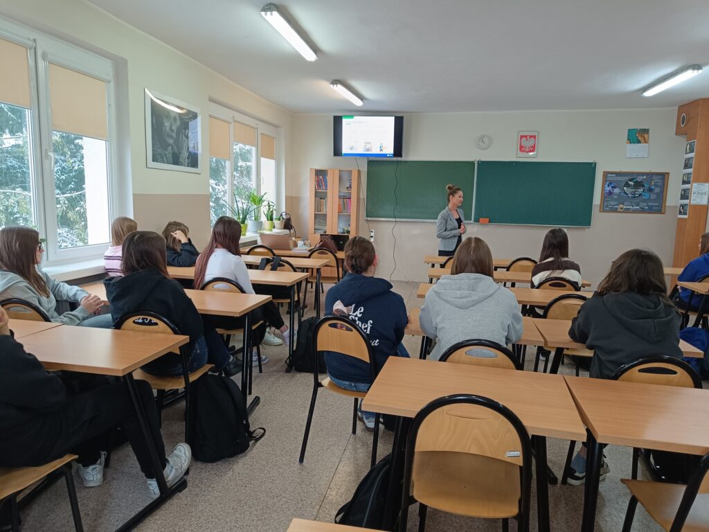 zdjęcie przedstawia grupę osób