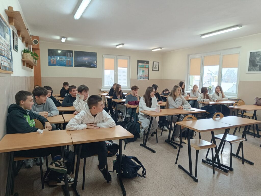 zdjęcie przedstawia grupę osób