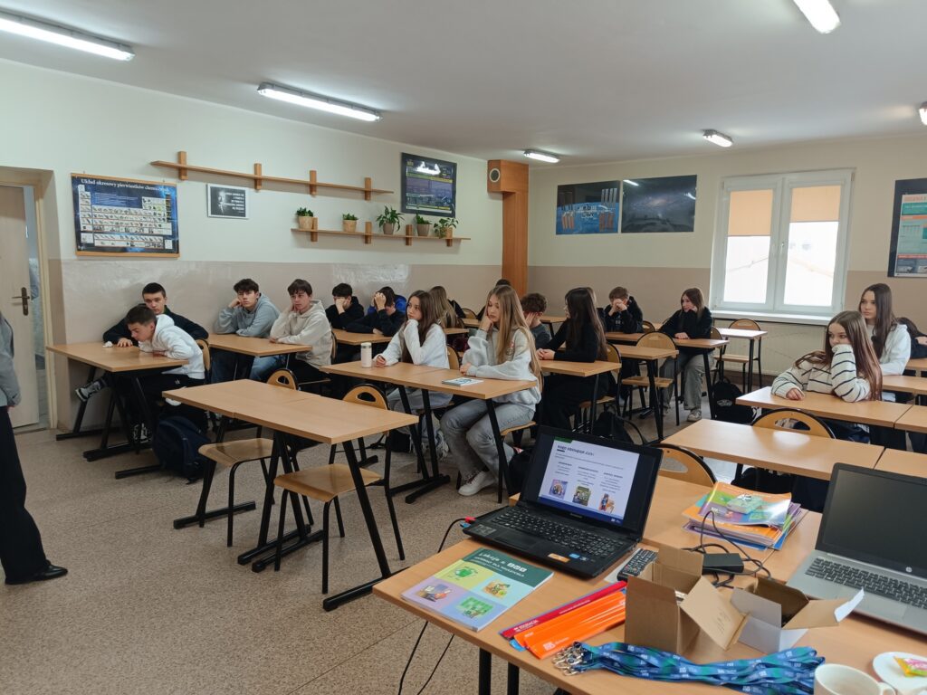 zdjęcie przedstawia grupę osób