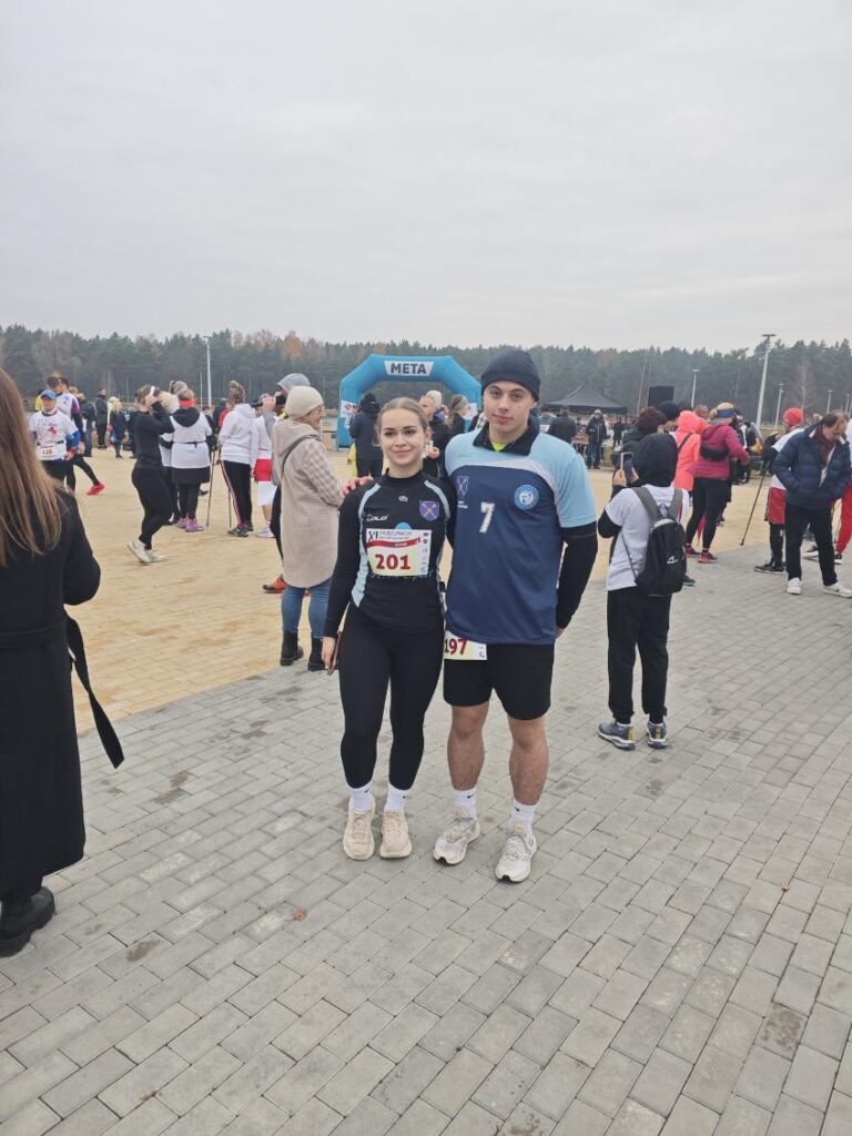 zdjęcie przedstawia grupę osób