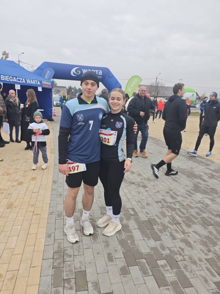 zdjęcie przedstawia grupę osób