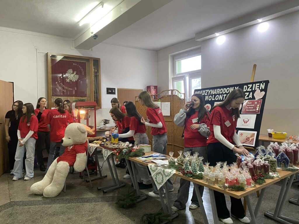 zdjęcie przedstawia grupę osób