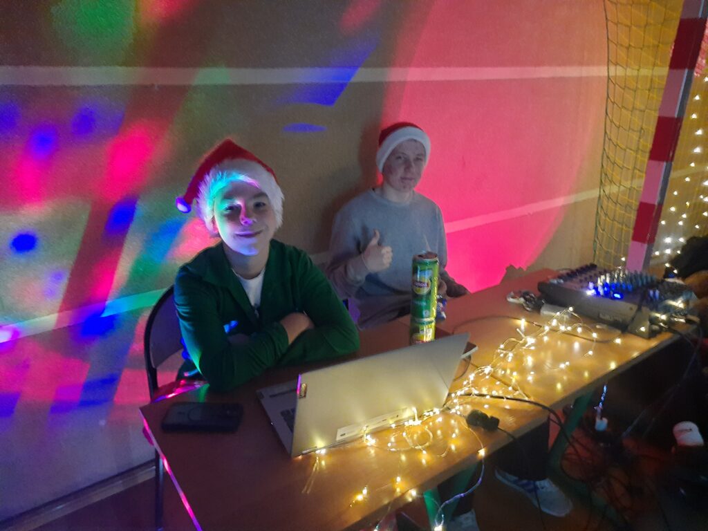 zdjęcie przedstawia grupę osób