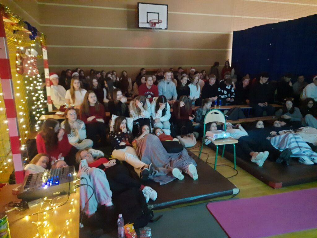 zdjęcie przedstawia grupę osób