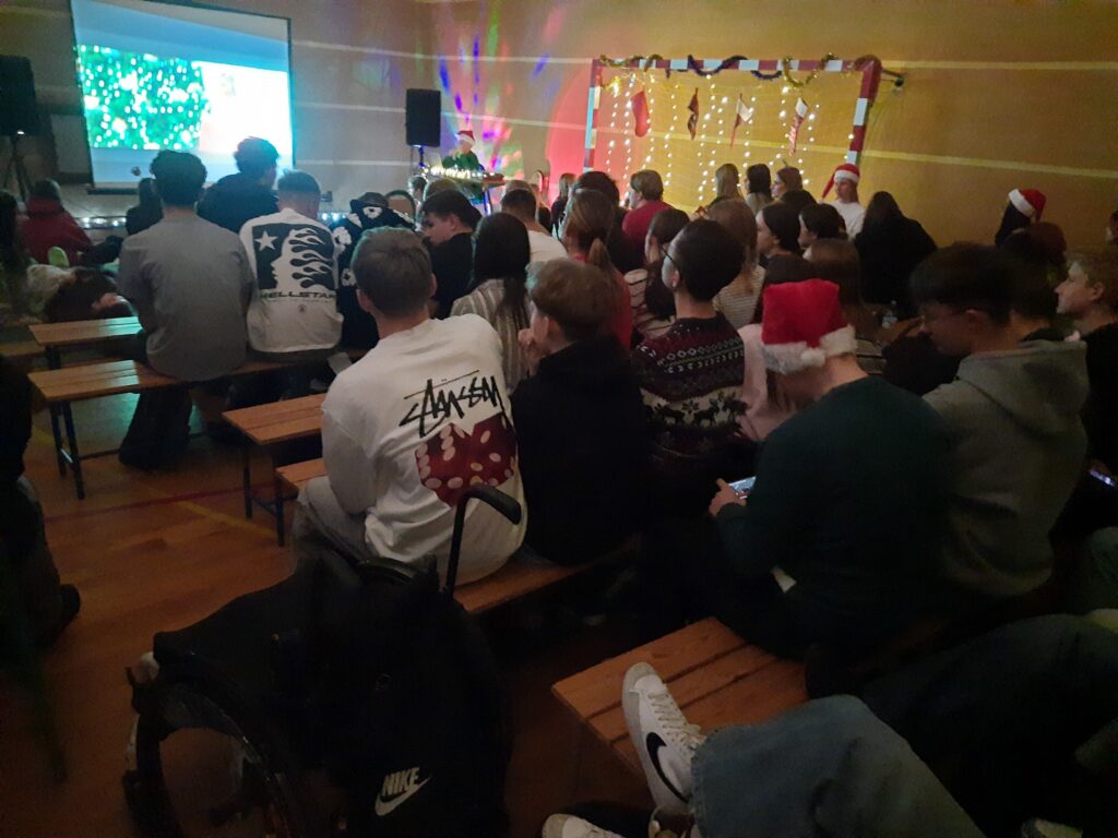 zdjęcie przedstawia grupę osób