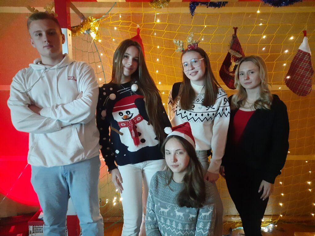 zdjęcie przedstawia grupę osób