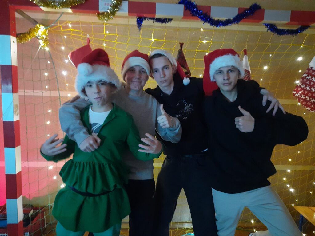 zdjęcie przedstawia grupę osób