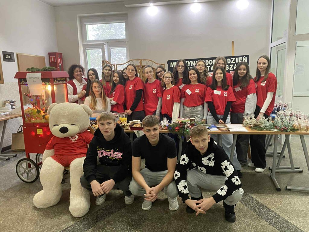 zdjęcie przedstawia grupę osób