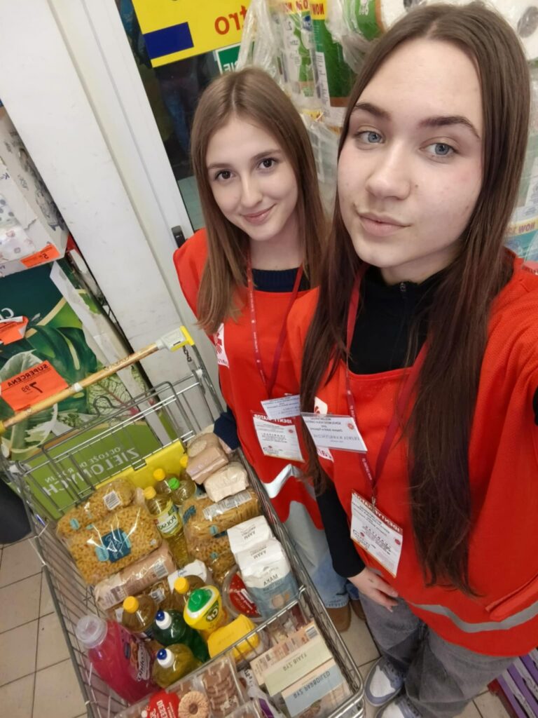 zdjęcie przedstawia grupę osób