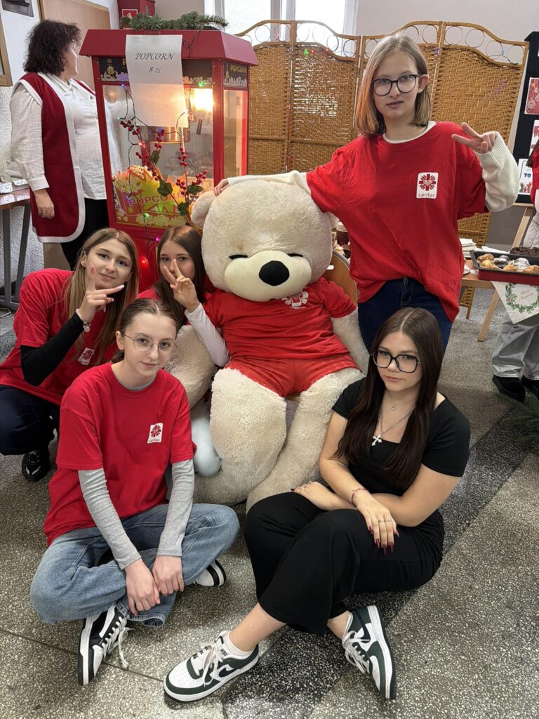 zdjęcie przedstawia grupę osób