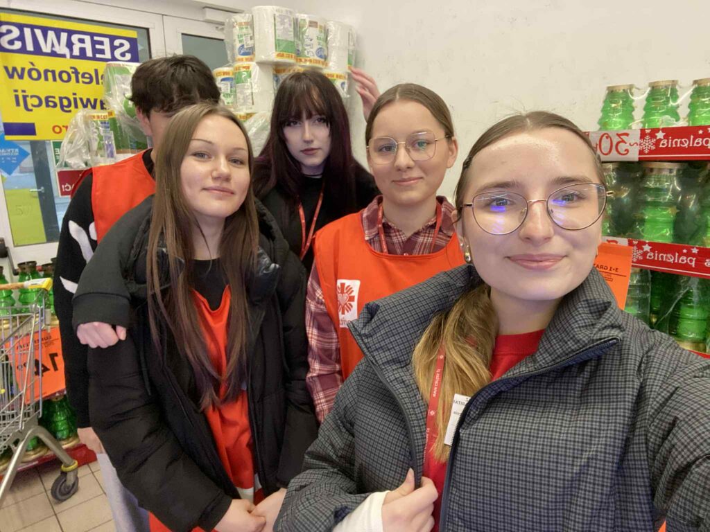 zdjęcie przedstawia grupę osób