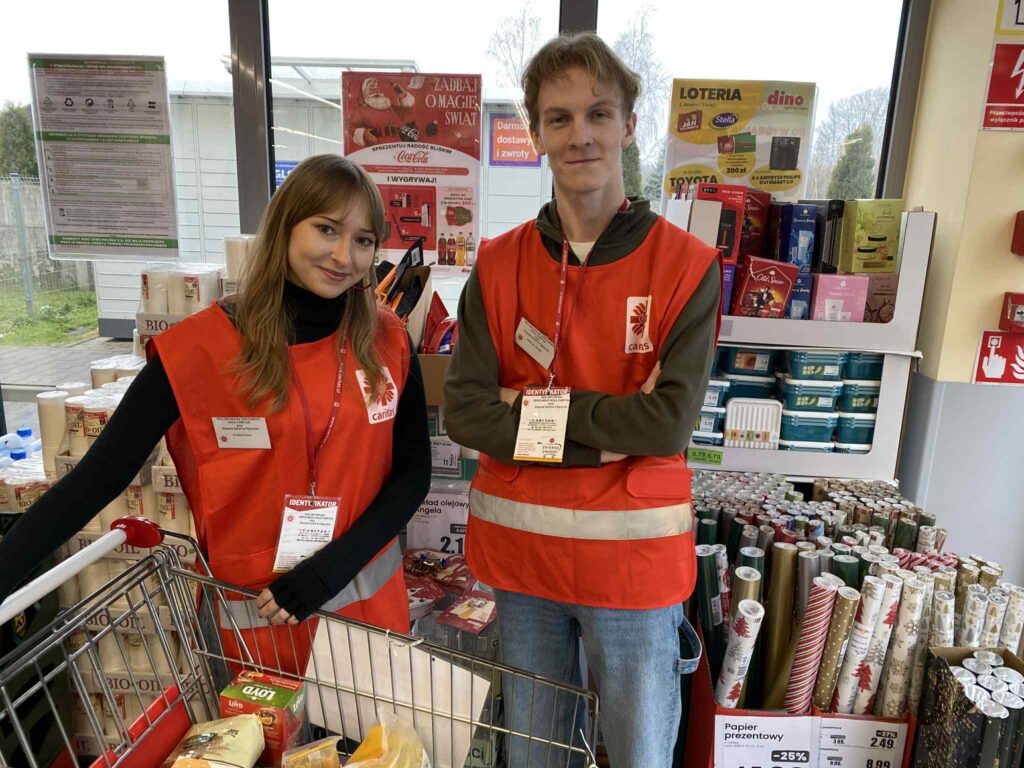 zdjęcie przedstawia grupę osób