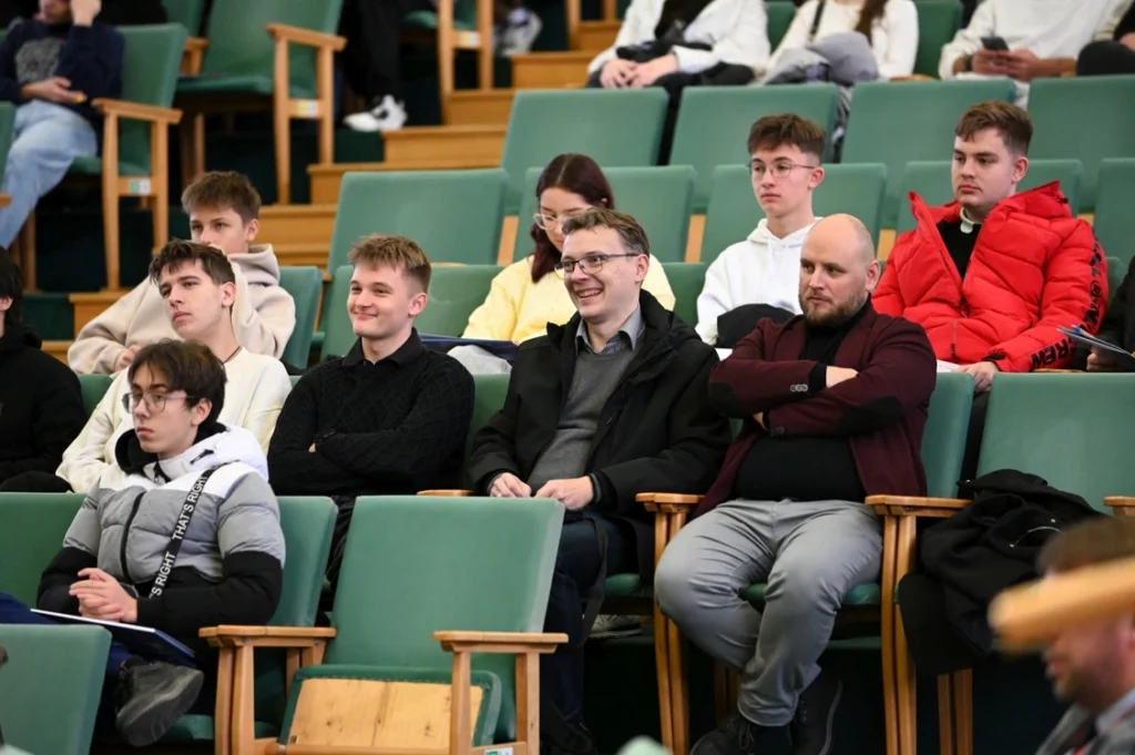 zdjęcie przedstawia grupę osób