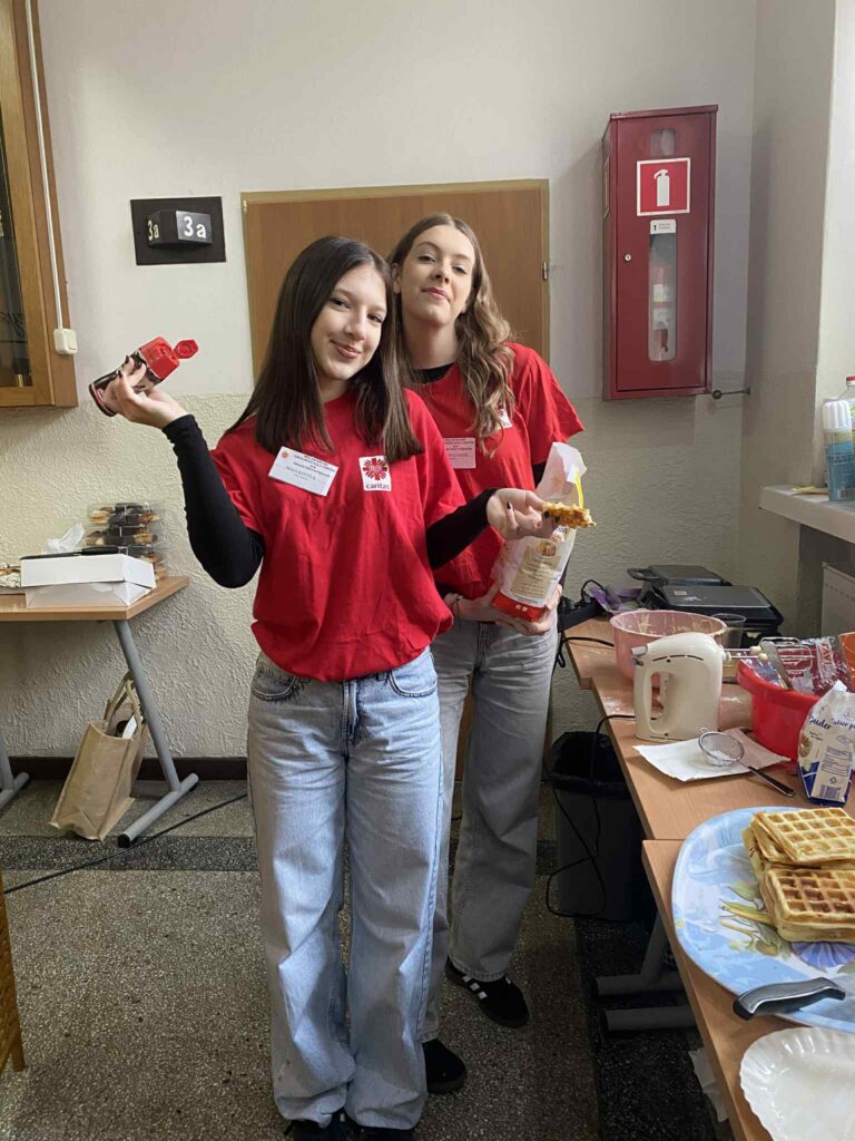 zdjęcie przedstawia grupę osób