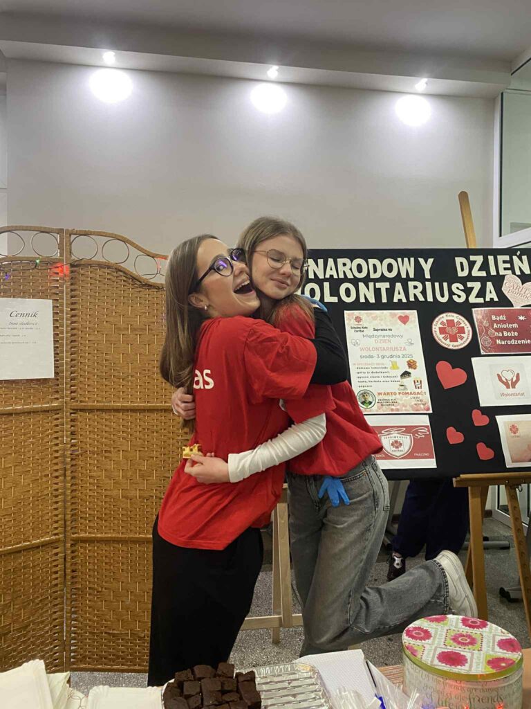 zdjęcie przedstawia grupę osób