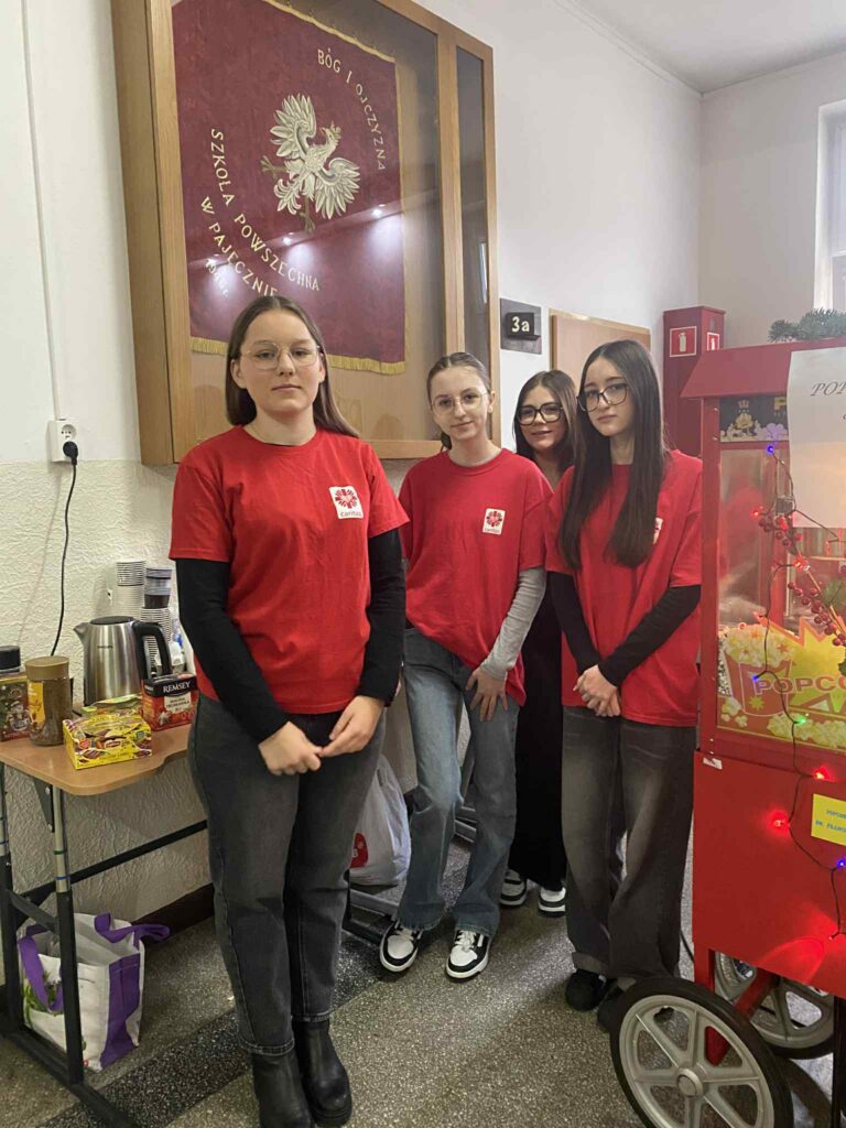 zdjęcie przedstawia grupę osób