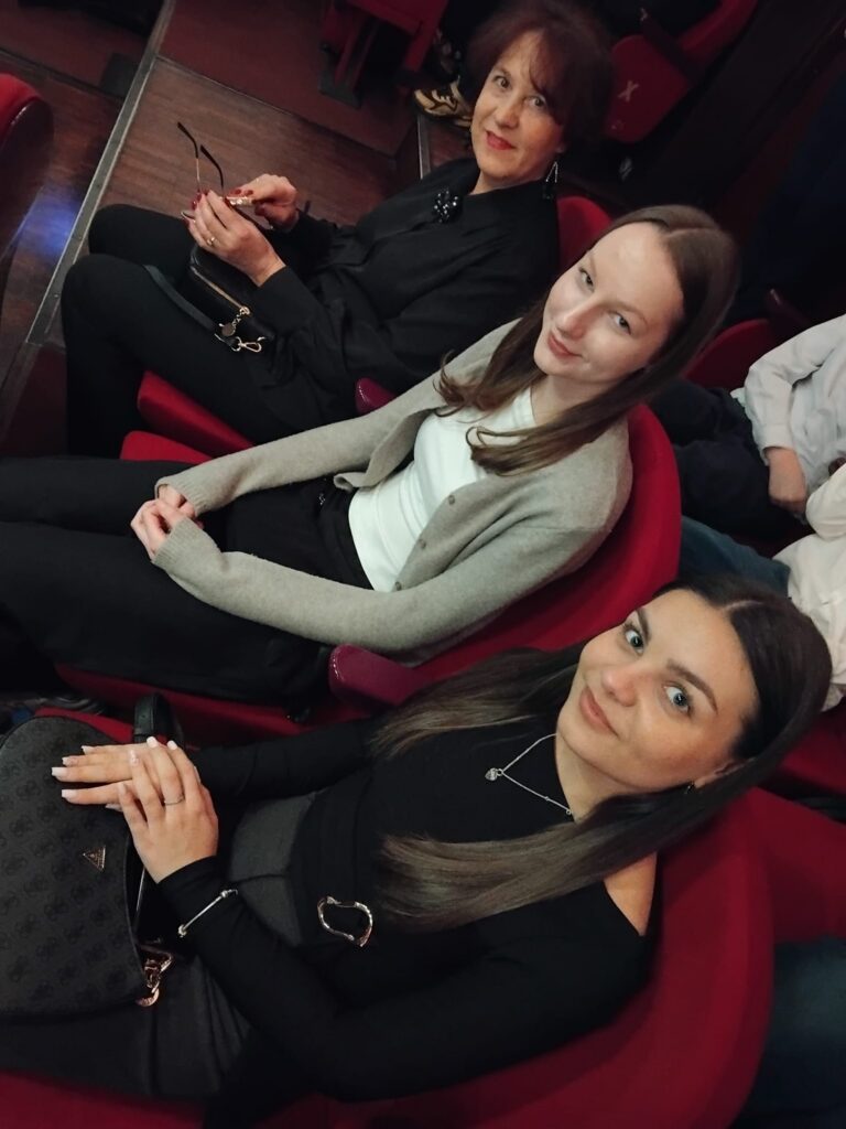 zdjęcie przedstawia grupę osób