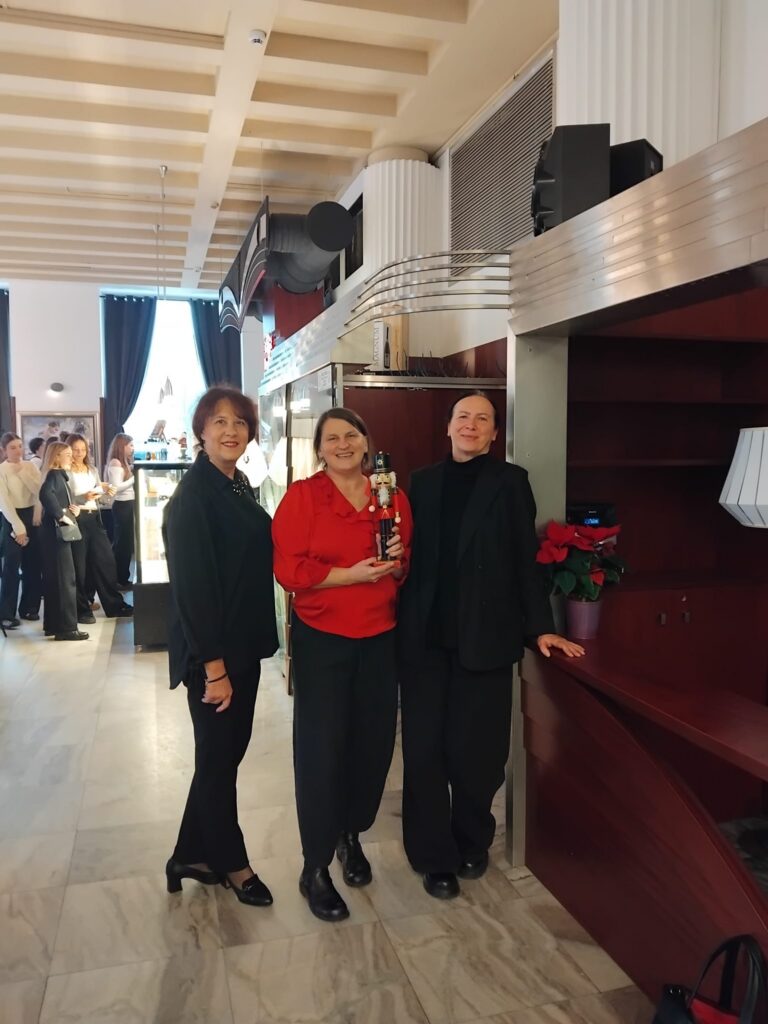 zdjęcie przedstawia grupę osób