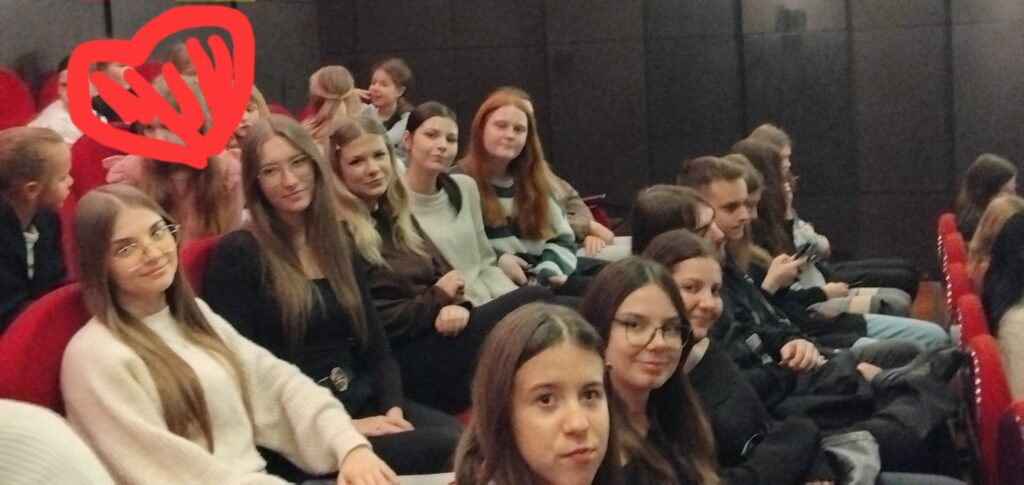 zdjęcie przedstawia grupę osób