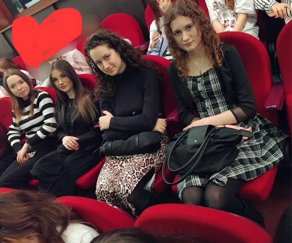 zdjęcie przedstawia grupę osób