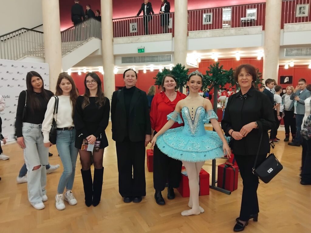 zdjęcie przedstawia grupę osób