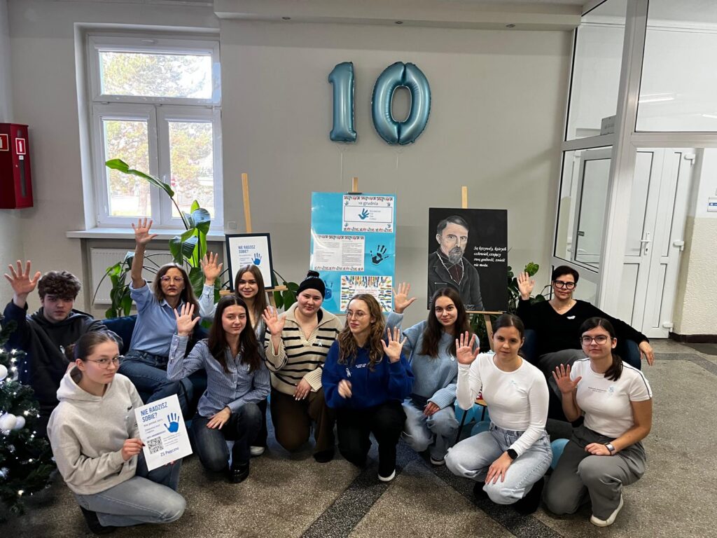 zdjęcie przedstawia grupę osób