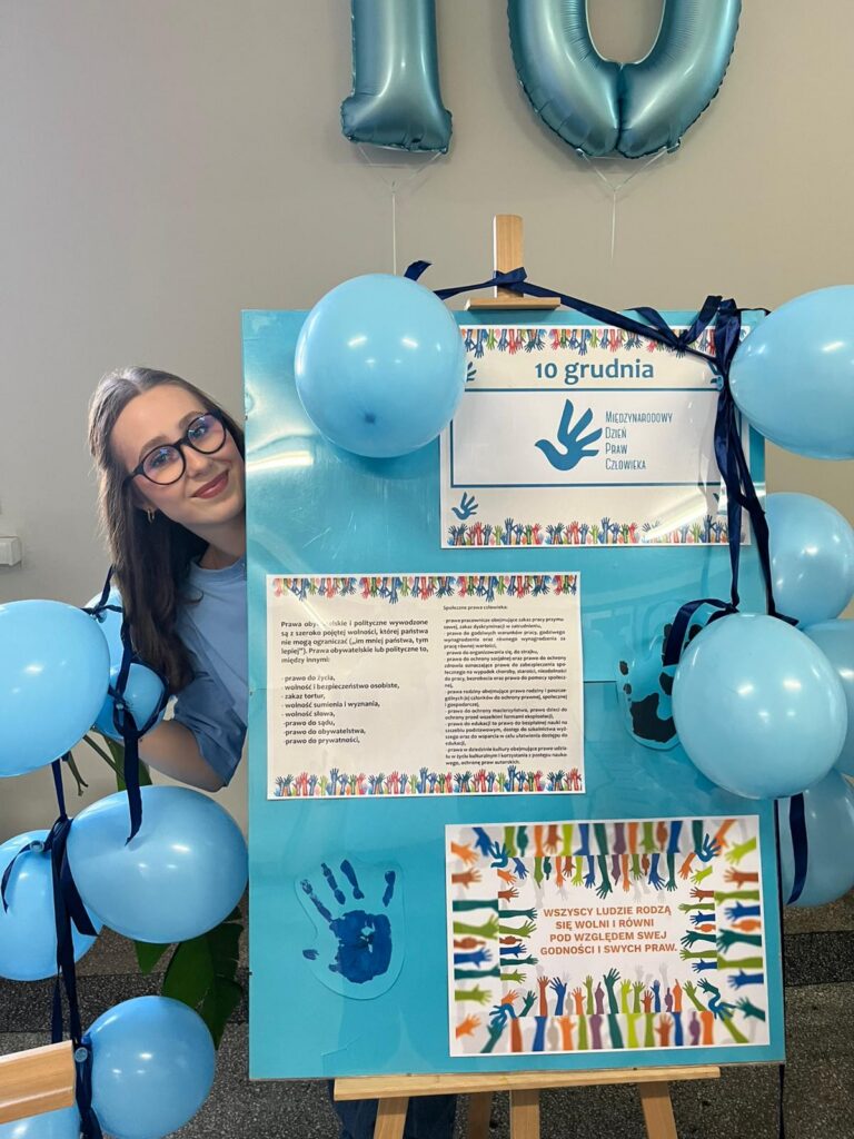 zdjęcie przedstawia grupę osób