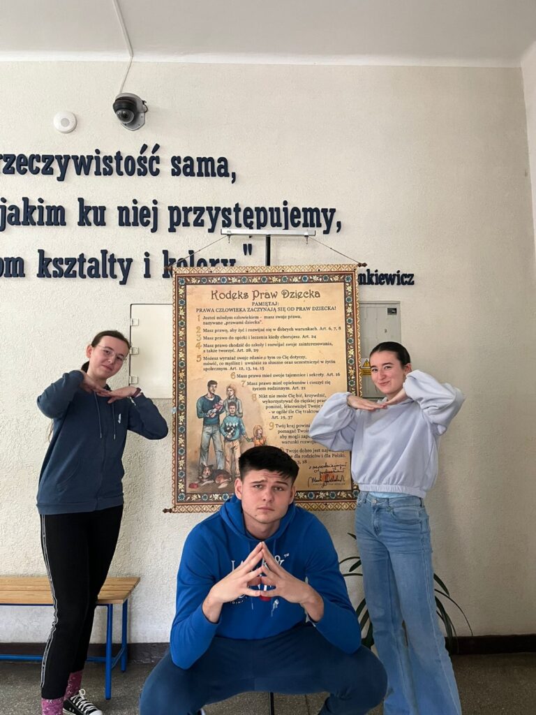 zdjęcie przedstawia grupę osób