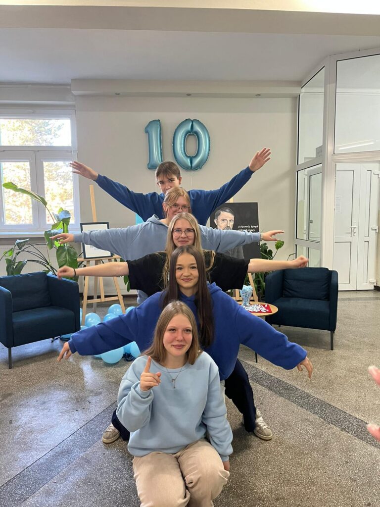 zdjęcie przedstawia grupę osób