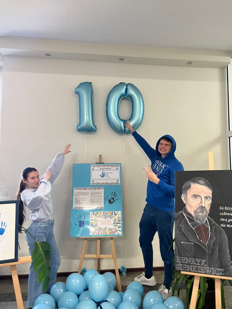 zdjęcie przedstawia grupę osób