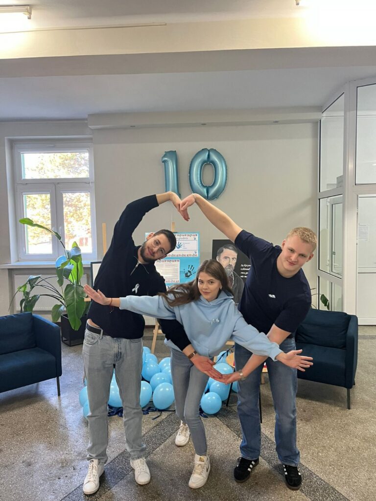 zdjęcie przedstawia grupę osób